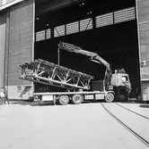 Provlyft av brosektion till krigsbro av hydralkran