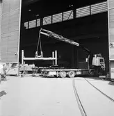 Provlyft av brosektion till krigsbro av hydralkran