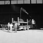 Provlyft av brosektion till krigsbro av hydralkran