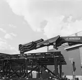 Provlyft av brosektion till krigsbro av hydralkran