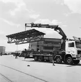 Provlyft av brosektion till krigsbro av hydralkran