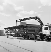 Provlyft av brosektion till krigsbro av hydralkran