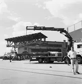 Provlyft av brosektion till krigsbro av hydralkran