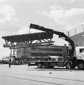 Provlyft av brosektion till krigsbro av hydralkran