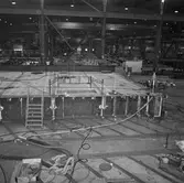 Arbete med bostadsplattformar till oljerigg och lyft till pråm för transport