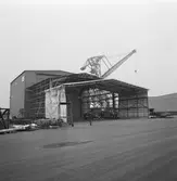 Arbete med bostadsplattformar till oljerigg och lyft till pråm för transport