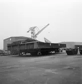 Arbete med bostadsplattformar till oljerigg och lyft till pråm för transport