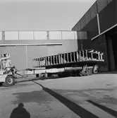 Arbete med bostadsplattformar till oljerigg och lyft till pråm för transport