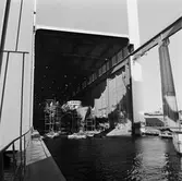 Arbete med bostadsplattformar till oljerigg och lyft till pråm för transport