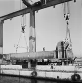 Arbete med bostadsplattformar till oljerigg och lyft till pråm för transport