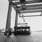 Arbete med bostadsplattformar till oljerigg och lyft till pråm för transport