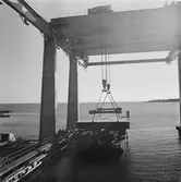 Arbete med bostadsplattformar till oljerigg och lyft till pråm för transport