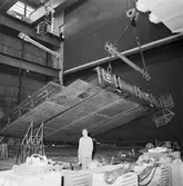 Arbete med bostadsplattformar till oljerigg och lyft till pråm för transport