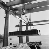 Arbete med bostadsplattformar till oljerigg och lyft till pråm för transport