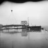 Arbete med bostadsplattformar till oljerigg och lyft till pråm för transport