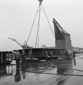 Arbete med bostadsplattformar till oljerigg och lyft till pråm för transport