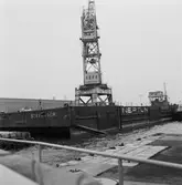 Arbete med bostadsplattformar till oljerigg och lyft till pråm för transport