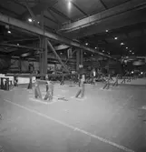 Arbete med järnvägsvagnar i hall 2