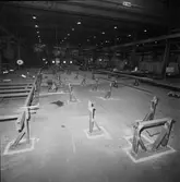 Arbete med järnvägsvagnar i hall 2