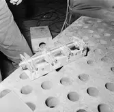 Arbete med krigsbroar i plåtverkst.