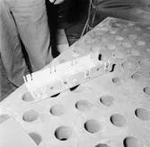 Arbete med krigsbroar i plåtverkst.