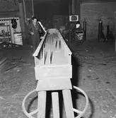 Arbete med krigsbroar i plåtverkst.