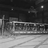 Arbete med krigsbroar i plåtverkst.