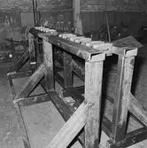 Arbete med krigsbroar i plåtverkst.