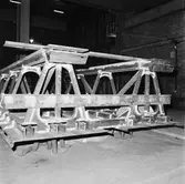 Arbete med krigsbroar i plåtverkst.