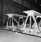 Arbete med krigsbroar i plåtverkst.