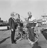 VD H. Hedman överlämnar cykeln till vinnaren C. Carlsson i motionstävlingen