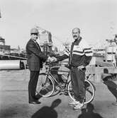 VD H. Hedman överlämnar cykeln till vinnaren C. Carlsson i motionstävlingen