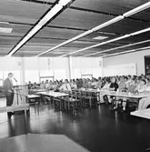 VD Hedman informerar för personal från Ts o tele i matsalen kv-nytt