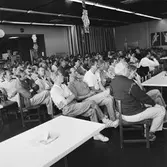 VD Hedman informerar för personal från Ts o tele i matsalen kv-nytt