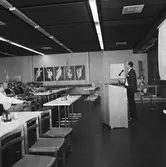 VD Hedman informerar för personal från Ts o tele i matsalen kv-nytt