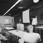 VD Hedman informerar för personal från Ts o tele i matsalen kv-nytt