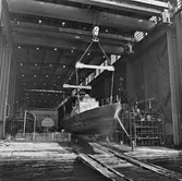 Ptrb. Snapphanen och Kaparen vid kaj lyft av Snapphanen in i skrovhallen