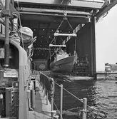 Ptrb. Snapphanen och Kaparen vid kaj lyft av Snapphanen in i skrovhallen