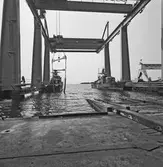 Ptrb. Snapphanen och Kaparen vid kaj lyft av Snapphanen in i skrovhallen