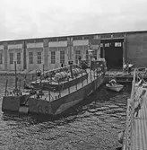 Slipdragning av 200 båt in i gamla motorverkst.