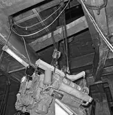 Lyft av motor till båt nr 1 Singapore fartyget