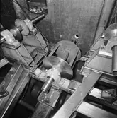 Lyft av motor till båt nr 1 Singapore fartyget