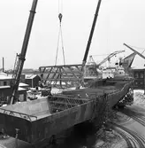 Lyft av ribbspantformen från skrovet på nyb 438 Singapore