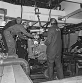 Lyft av motor till maskinrum Nyb 435 Singapor