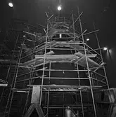 Arbetsställningar kring ubåtssektion i blästerhallen