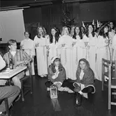 Lucia i matsalen och kontorshuset