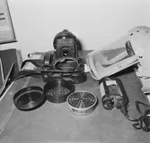 Arbetsverktyg och skyddsmasken i plastverkstan