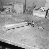 Arbetsverktyg och skyddsmasken i plastverkstan