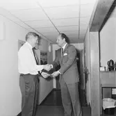 VD H. Hedman överlämnar check till Rolf Hasselqvist