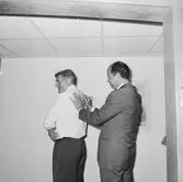 VD H. Hedman överlämnar check till Rolf Hasselqvist